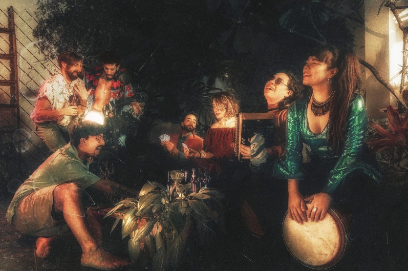 Fotografía del grupo La Sonora Mazurén con instrumentos y luces cálidas 