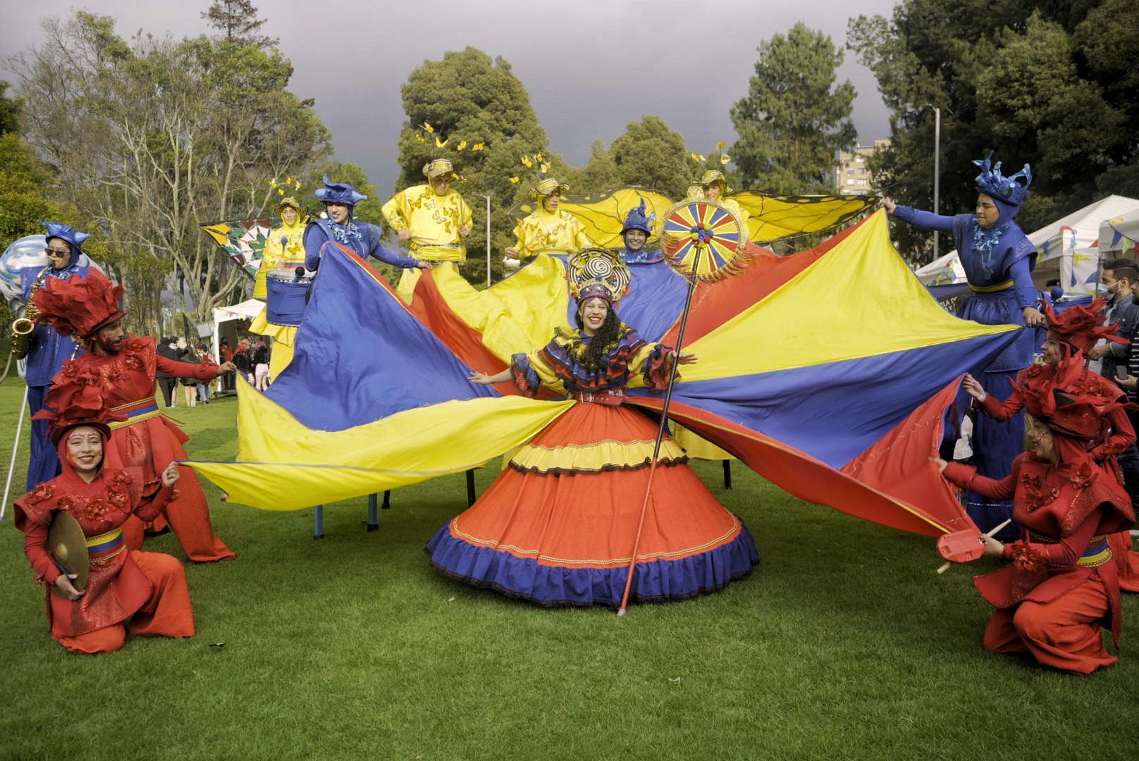 Fotografía de personas con disfraces de los colores de la bandera de Colombia al aire libre