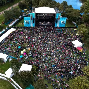 Fotografía aérea de público en Festivales al Parque