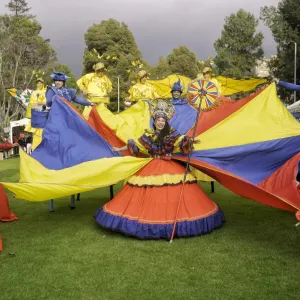 Fotografía de personas con disfraces de los colores de la bandera de Colombia al aire libre