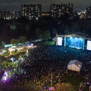 Fotografía aérea de Colombia al Parque 2023 con muchas personas reunidas