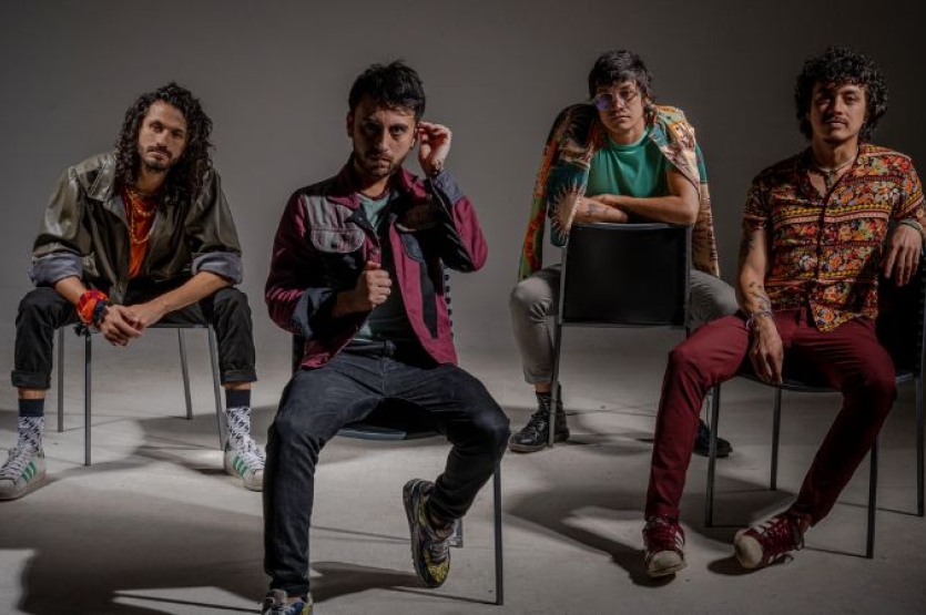Fotografía de músicos de Cacao Munch sentados en sillas