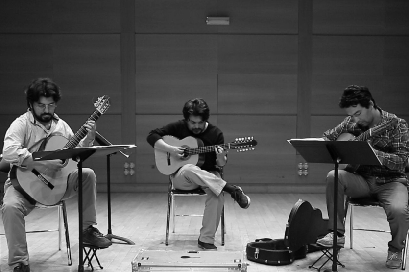 Fotografía de músicos en escena trio típico andino