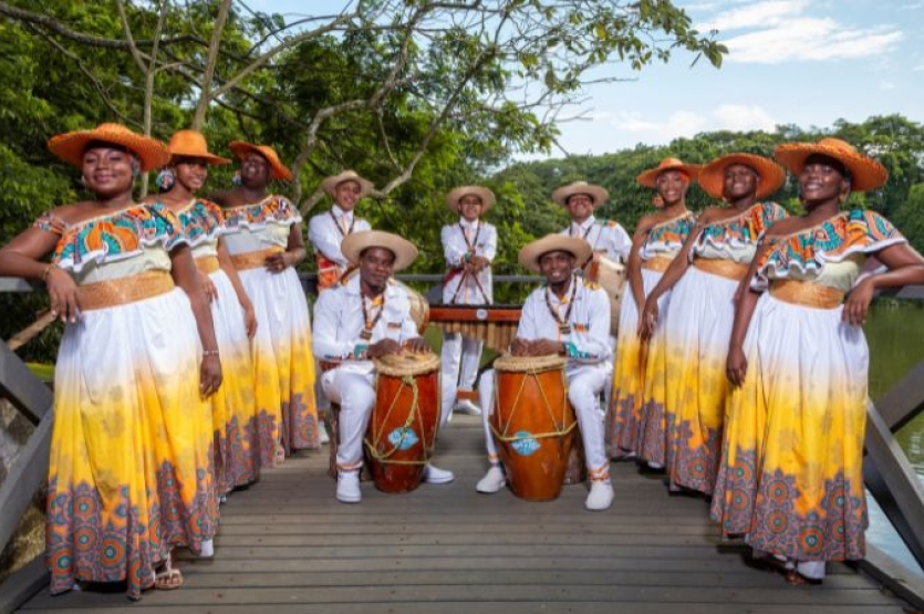 Fotografía del grupo De Mar y Río con trajes típicos al aire libre con paisaje al fondo