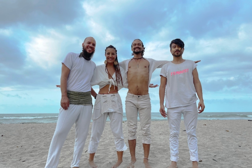 Fotografía de La May y los Curanderos del Ritmo en la playa