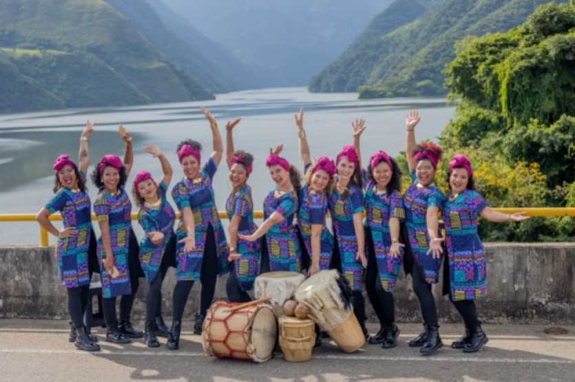 Fotografía de grupo musical Enkelé sobre un puente al fondo se ven montañas