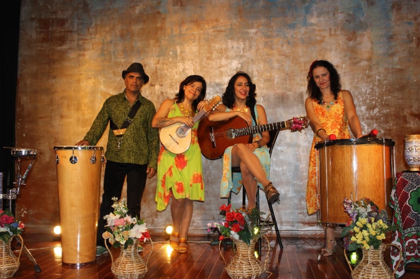 Fotografía de Cafe Camará en el escenario con instrumentos