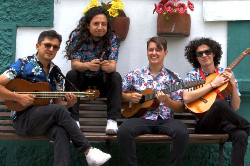 Fotografía de Los Carrangomelos con instrumentos 