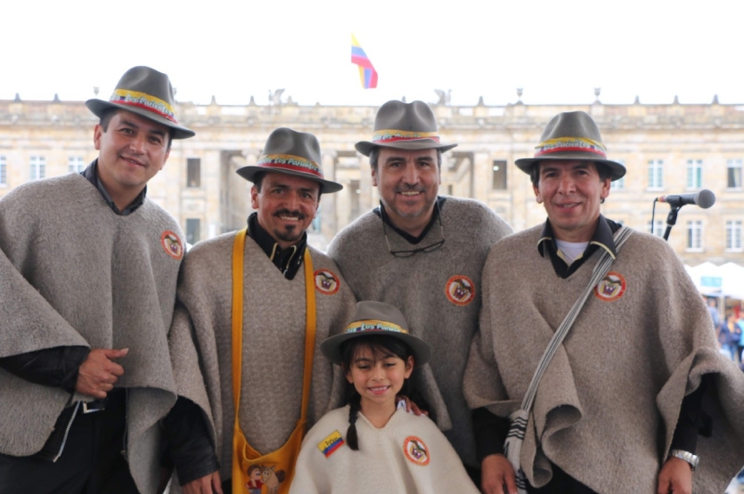 Fotografía del grupo Los parientes con ruana y sombrero