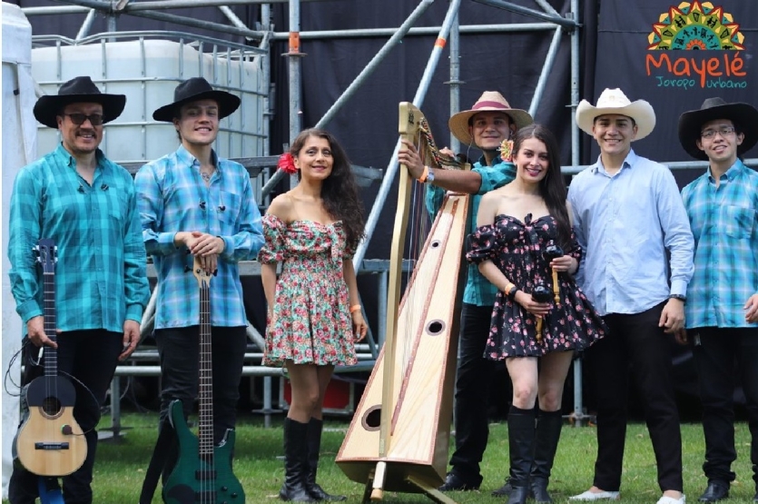 Fotografía del grupo Mayelé con instrumentos