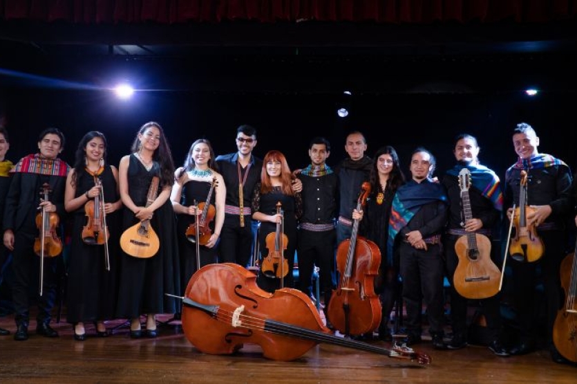 Fotografía del grupo Nuevo Mundo Orquesta Latinoamericana con instrumentos