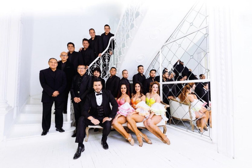 Fotografía de la Orquesta Pérez Prado con Rubén Albarrán en fondo blanco con escalera