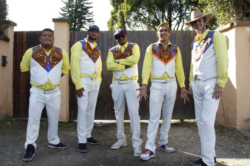 Fotografía del grupo Systema Solar con trajes típicos