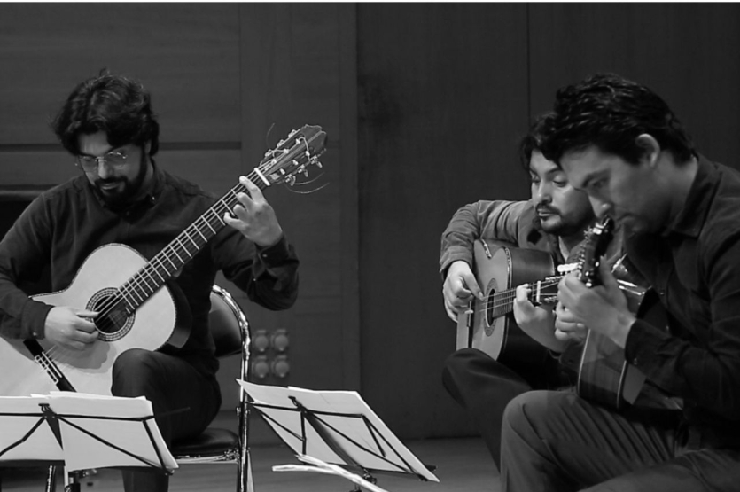 Fotografía de músicos en escena trio típico andino