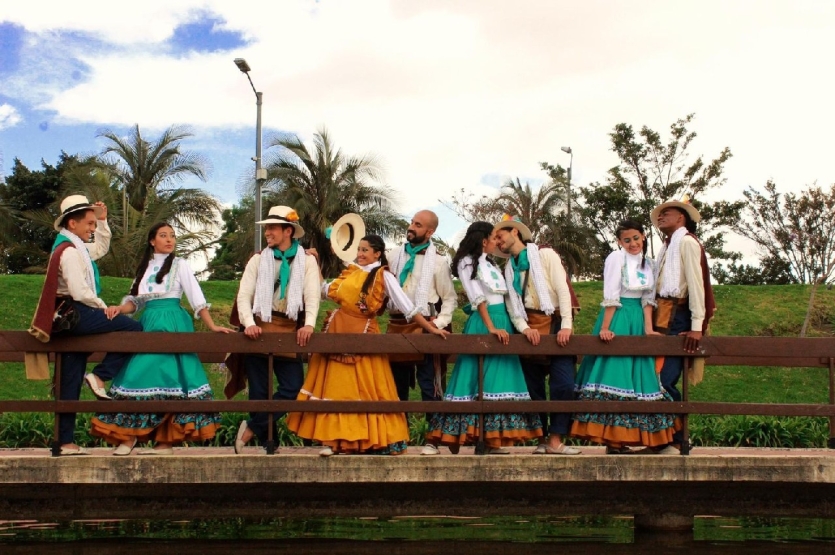 Fotografía de tres cuartos danza con vestuario típico