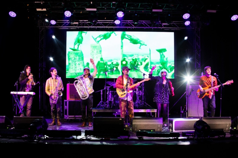 Fotografía del grupo Velandia y la Tigra en el escenario