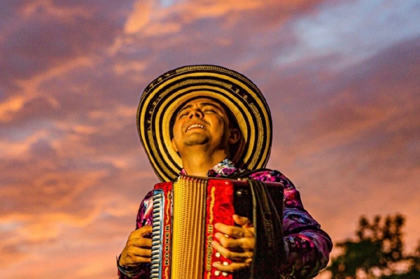 Fotografía de Yeison Landero con acordeón y al aire libre