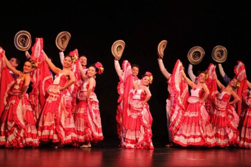 Fotografía de Estesis Danza con trajes típicos del pacífico