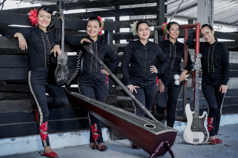 Fotografía de Agrupación Guarura con instrumentos