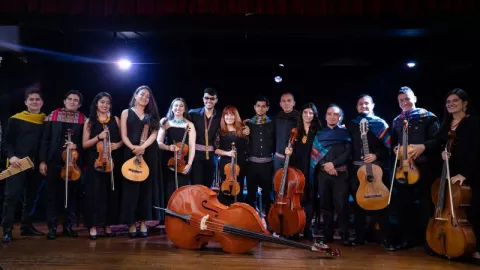 Fotografía del grupo Nuevo Mundo Orquesta Latinoamericana  con instrumentos